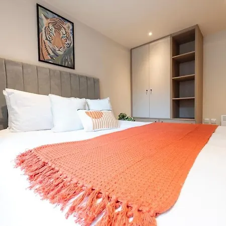 Harvey Nic's & Designer Quarter 18 Ch Apartment *