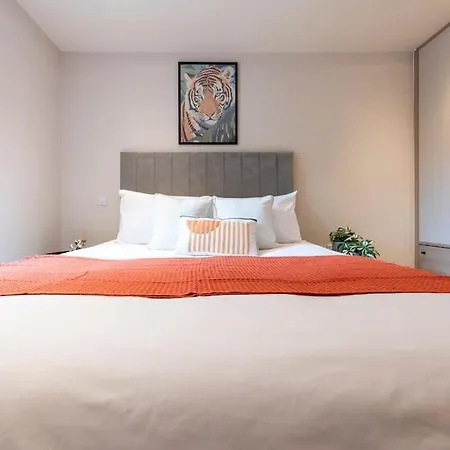 Harvey Nic's & Designer Quarter 18 Ch Apartment *